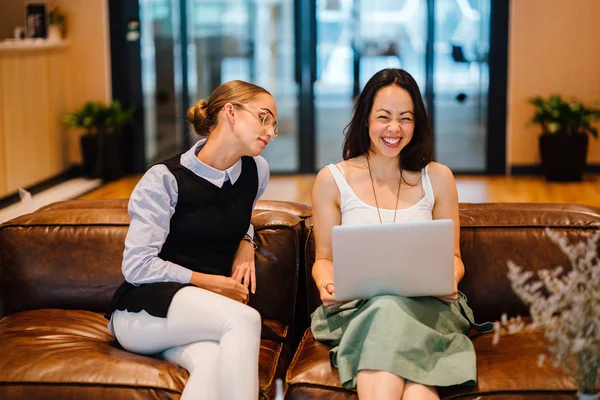 Two Businesswomen Discussing Project Sitting Leather Sofa Modern Office — Stock Photo, Image