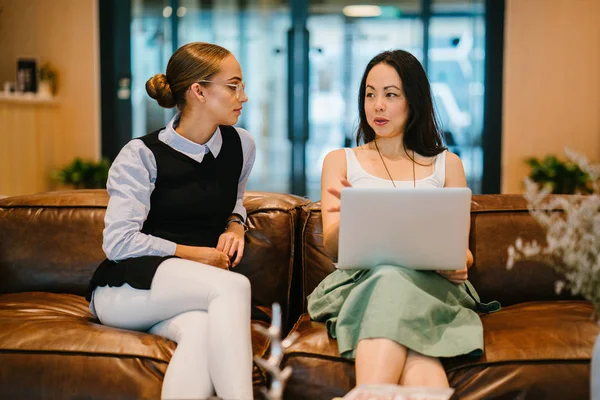 Zwei Geschäftsfrauen Diskutieren Projekt Auf Ledersofa Modernem Büro — Stockfoto