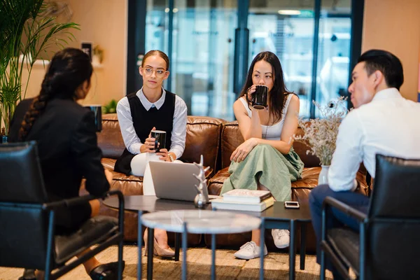 Uomini Affari Discutendo Progetto Bere Caffè Seduto Ufficio Moderno — Foto Stock