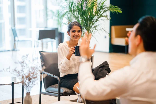 Modern ofiste dinlenme konuşan iş adamları 