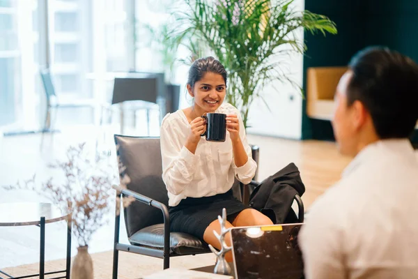 Modern ofiste dinlenme konuşan iş adamları 