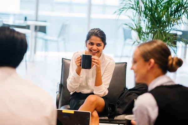 iş adamları modern ofisinde oturan proje tartışıyor  