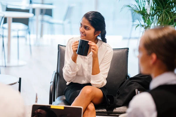 iş adamları modern ofisinde oturan proje tartışıyor  