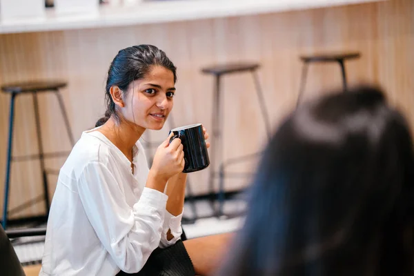 Twee Jonge Vrouwen Rusten Praten Zitten Moderne Kantoor — Stockfoto