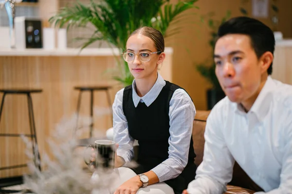 Modern ofiste dinlenme konuşan iş adamları 