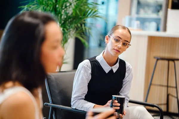 modern ofis projesinde tartışırken iş kadınları 