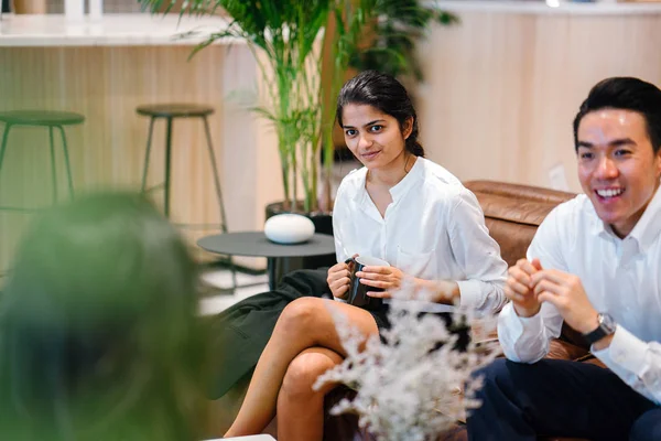 Modern ofiste dinlenme konuşan iş adamları 