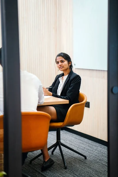 iş adamları modern ofisinde oturan belgelerle çalışma 