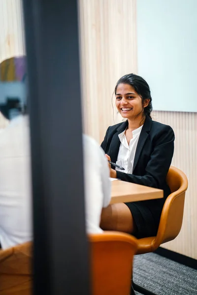 Werken Met Documenten Moderne Kantoor Zitten Mensen Uit Het Bedrijfsleven — Stockfoto