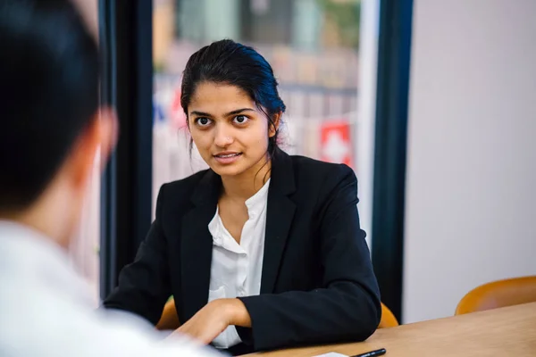 Jonge Zakenvrouw Pak Zitten Aan Balie Kantoor Praat Met Man — Stockfoto