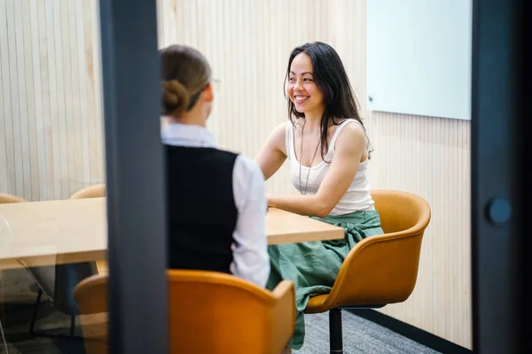 Zwei Geschäftsfrauen Diskutieren Projekt Modernem Büro — Stockfoto