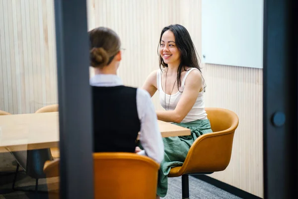 Twee Vrouwelijke Ondernemers Bespreking Van Project Zitten Moderne Kantoor — Stockfoto