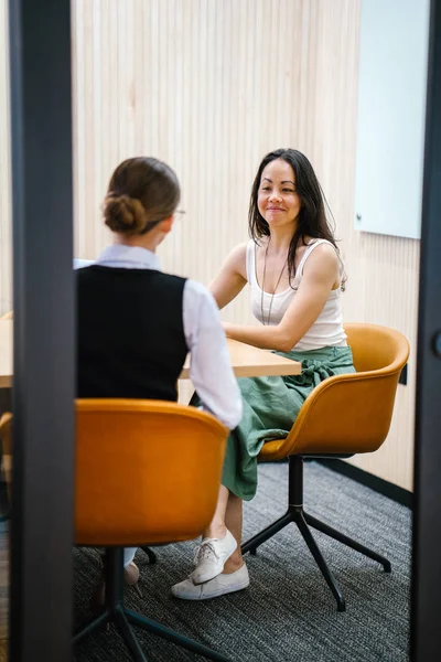 Twee Vrouwelijke Ondernemers Bespreking Van Project Zitten Moderne Kantoor — Stockfoto