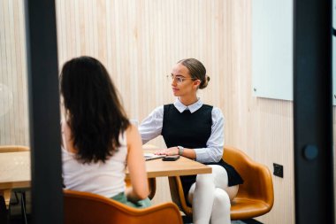 modern ofis projesinde tartışırken iki iş kadınları 