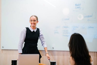 iki yeni proje ayakta modern ofisindeki söz duvar projeksiyon kullanarak iş kadını 