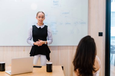 iki yeni proje ayakta modern ofisindeki söz duvar projeksiyon kullanarak iş kadını 