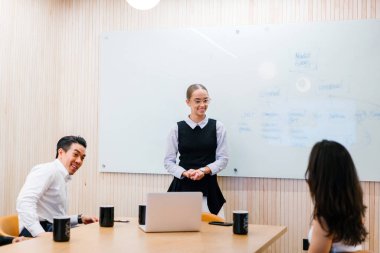 modern ofis masasında oturan bahsediyoruz genç iş ortakları 
