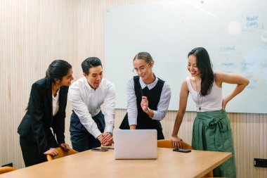 iş adamları laptop ayakta kullanma modern office proje tartışıyor 