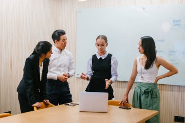 iş adamları laptop ayakta kullanma modern office proje tartışıyor 