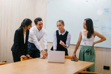 modern ofis masasında oturan bahsediyoruz genç iş ortakları 