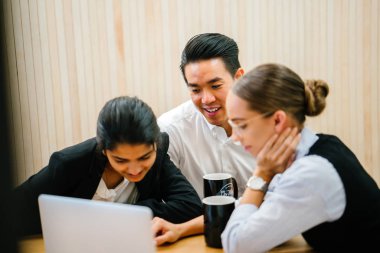 modern ofis masasında oturan bahsediyoruz genç iş ortakları 