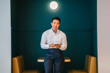 kendine güvenen işadamı Smartphone tutan masada duran