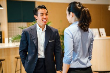 Modern ofis ayakta ve proje tartışmaya iki iş adamları