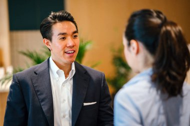 Modern ofis ayakta ve proje tartışmaya iki iş adamları