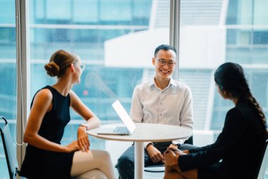 iş adamları laptop ayakta kullanma modern office proje tartışıyor 