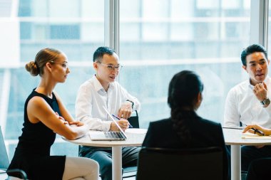 iş adamları laptop ayakta kullanma modern office proje tartışıyor 