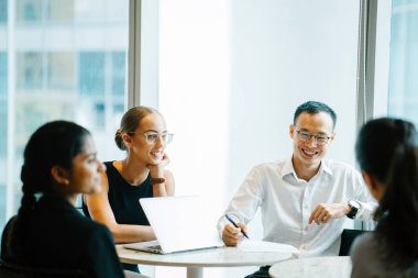 iş adamları laptop ayakta kullanma modern office proje tartışıyor 