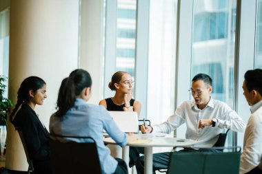 iş adamları laptop ayakta kullanma modern office proje tartışıyor 