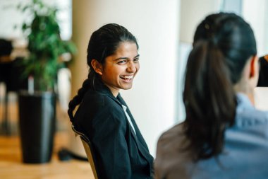 iş adamları laptop ayakta kullanma modern office proje tartışıyor 