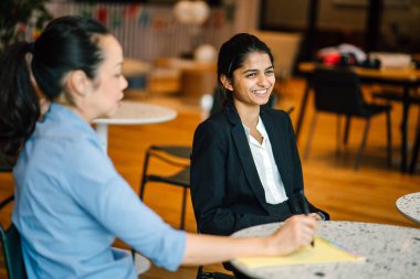 iş adamları laptop ayakta kullanma modern office proje tartışıyor 