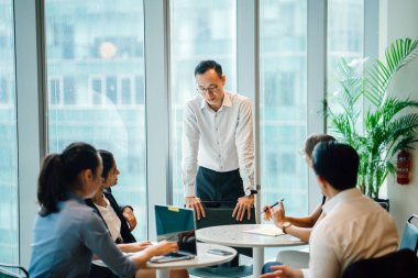 iş adamları laptop ayakta kullanma modern office proje tartışıyor 