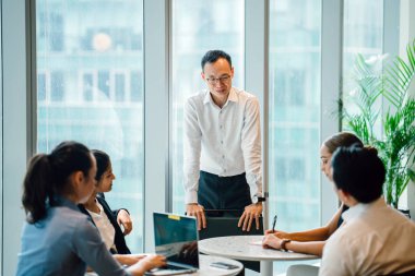 iş adamları laptop ayakta kullanma modern office proje tartışıyor 