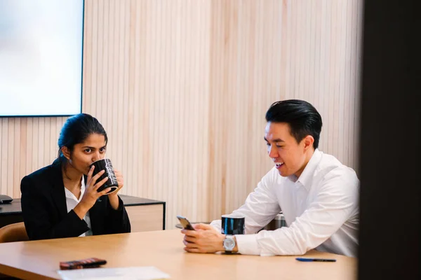 Dois Empresários Discutindo Projeto Sentado Mesa Escritório Moderno — Fotografia de Stock