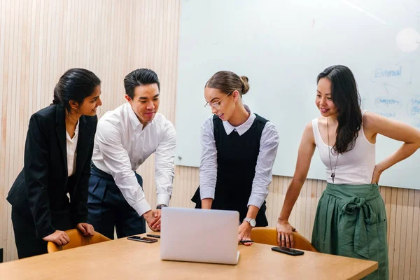 iş adamları laptop ayakta kullanma modern office proje tartışıyor 