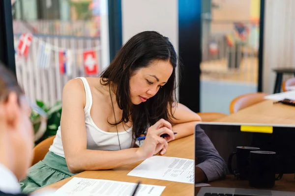 Junge Stilvolle Asiatische Frau Arbeitet Mit Dokument Tisch — Stockfoto