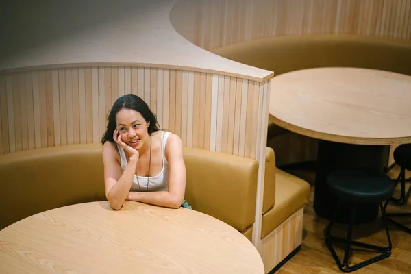 Αυτοπεποίθηση Ασιατική Γυναίκα Που Κάθεται Στο Τραπέζι Στην Καφετέρια — Φωτογραφία Αρχείου