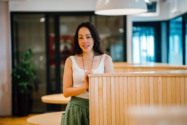 Portrait Confiant Asiatique Femme Debout Dans Café — Photo