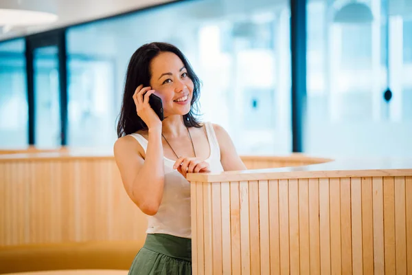 Fiatal Stílusos Ázsiai Mosolyogva Beszél Smartphone — Stock Fotó