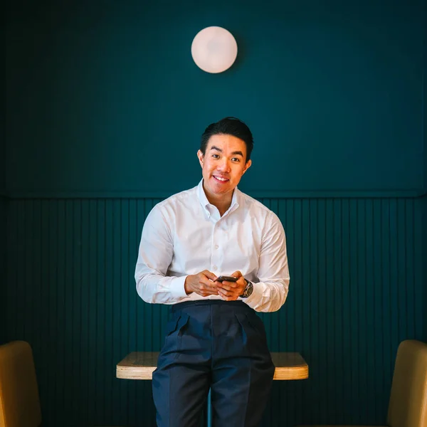 Ασιατικές Επιχειρηματίας Κρατώντας Smartphone Όρθια Στηριγμένος Στο Τραπέζι Στο Σύγχρονο — Φωτογραφία Αρχείου