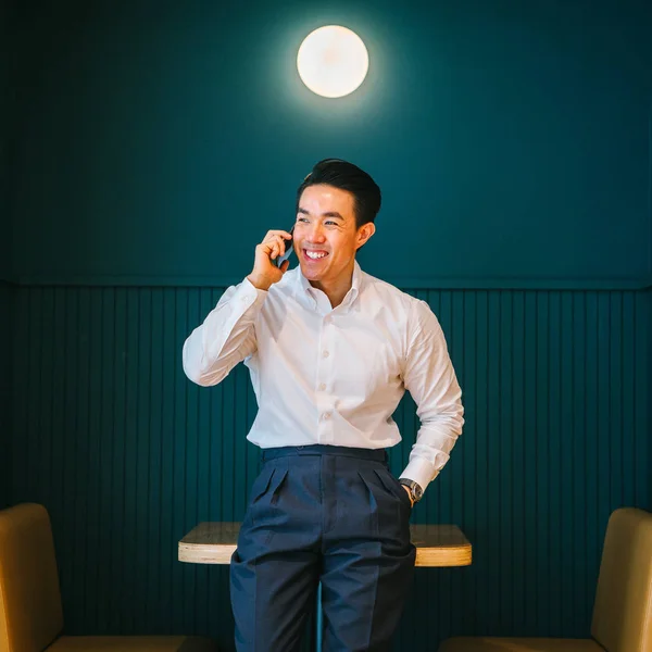 Бізнесмен Стоїть Столі Посміхається Говорити Смартфоні — стокове фото