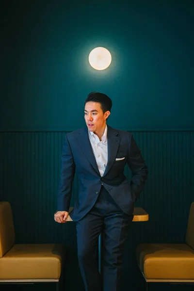 Självsäker Asiatiska Affärsman Som Bär Kostym Lutande Bordet Stående Moderna — Stockfoto