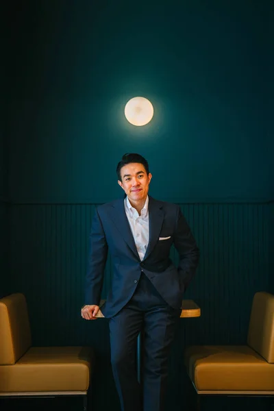Ung Affärsman Bära Kostym Stående Lutande Bord Moderna Kontor — Stockfoto