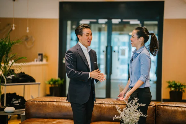 Two Business People Discussing Project Standing Modern Office Three Quarter — Stock Photo, Image