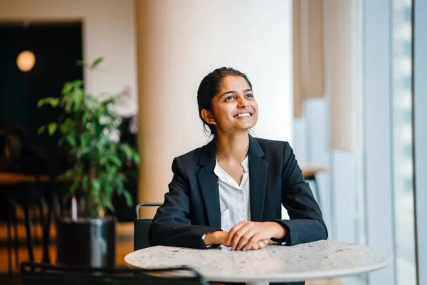 Jonge Glimlachende Zakenvrouw Pak Zitten Aan Tafel Zoek Weg — Stockfoto