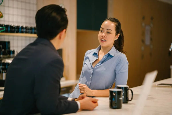 Zwei Geschäftsleute Diskutieren Das Projekt Tisch Sitzend Und Kaffee Trinkend — Stockfoto