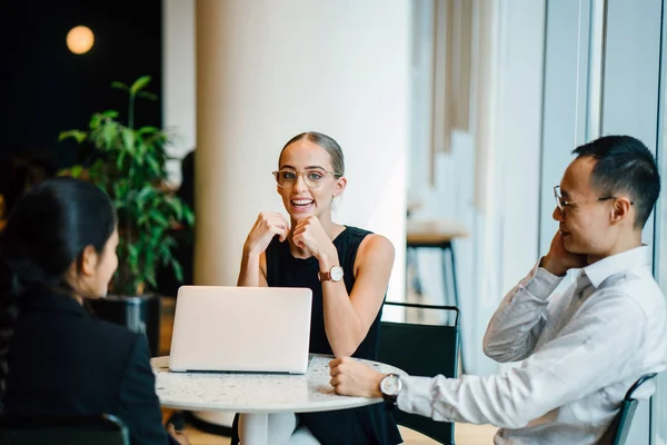 Geschäftsleute Diskutieren Projekt Mit Laptop Modernen Büro — Stockfoto